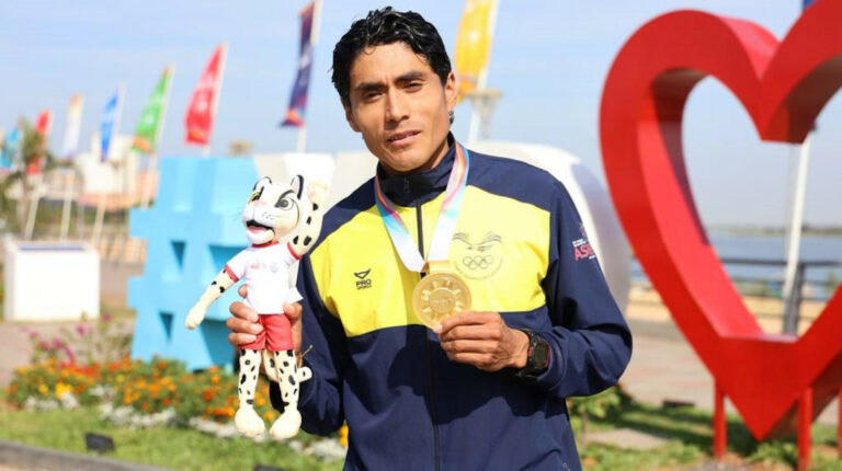 El atleta Cristhian Vásconez posa con su medalla de oro luego de ganar la maratón en los Juegos Suramericanos 2022, el 15 de octubre.