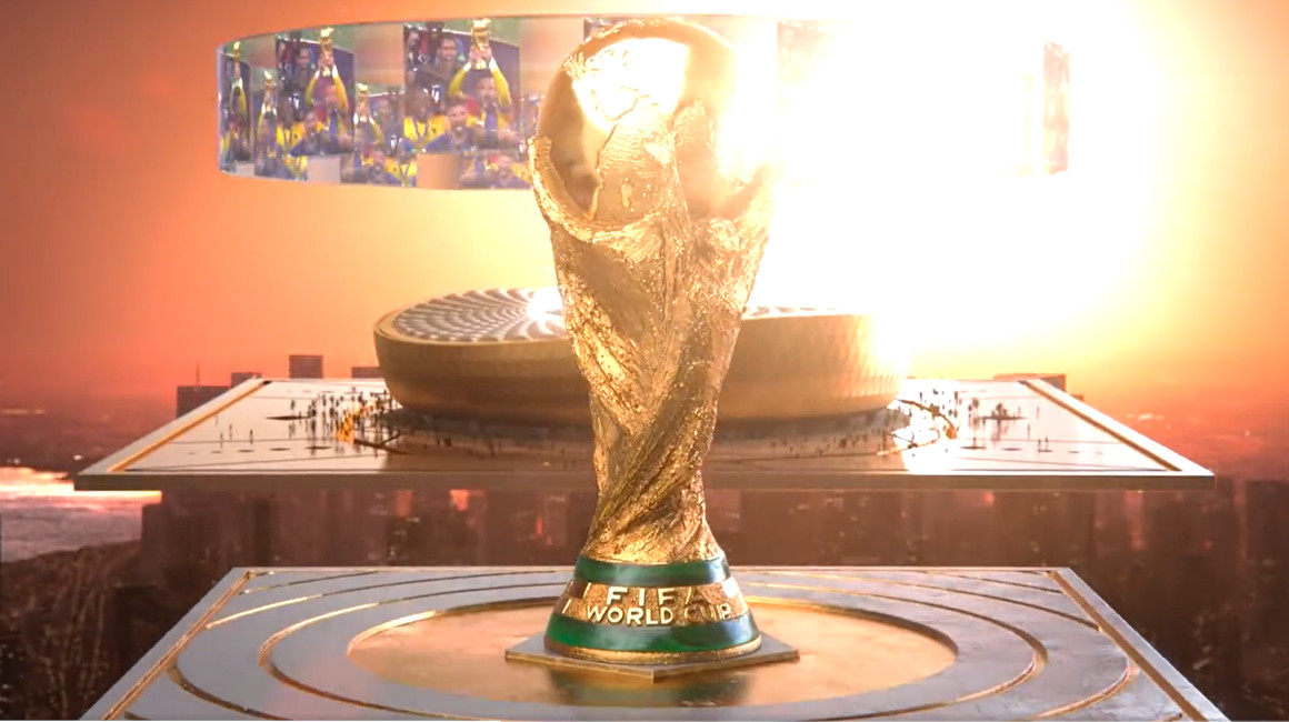 Trofeo de la Copa del Mundo durante el video intro de Qatar 2022.