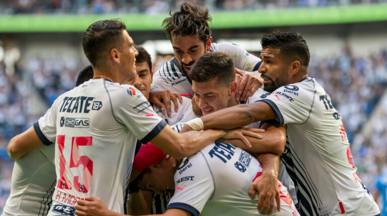 Los jugadores del Monterrey festejan uno de los goles anotados ante Cruz Azul en los cuartos de final del Torneo Apertura, el 15 de octubre de 2022.