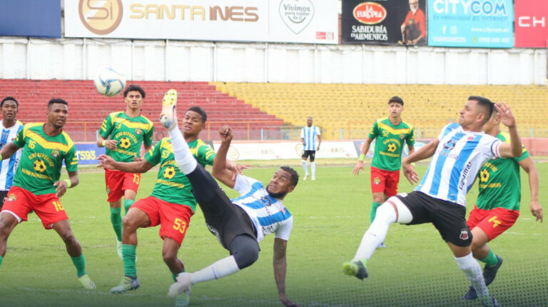 Jugadores del Deportivo Quito y Baldor Bermeo disputan una pelota en el partido de vuelta de los octavos de final del torneo de Ascenso, el 16 de octubre de 2022.