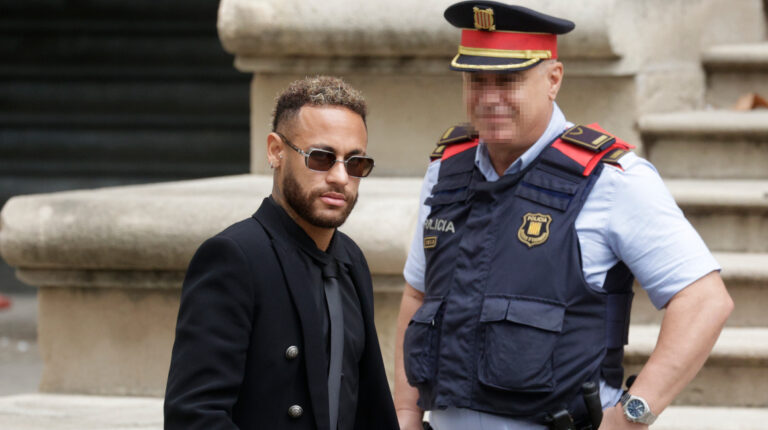 El jugador del PSG Neymar sale de la Audiencia de Barcelona donde este lunes 17 de octubre ha empezado el juicio por su fichaje al FC Barcelona en 2013.