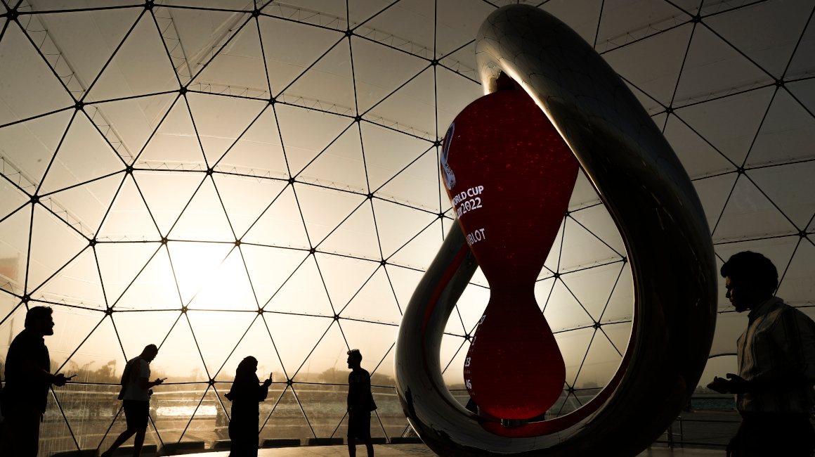 Escultura instalada en el Muelle de Pescadores de La Corniche que marca el tiempo que falta para el inicio del Mundial de Qatar.