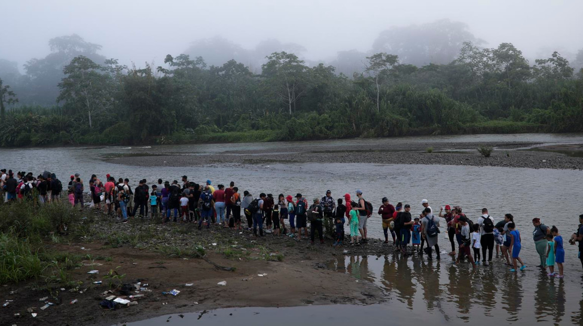 Migrantes ecuatorianos cruzan el peligroso Darién