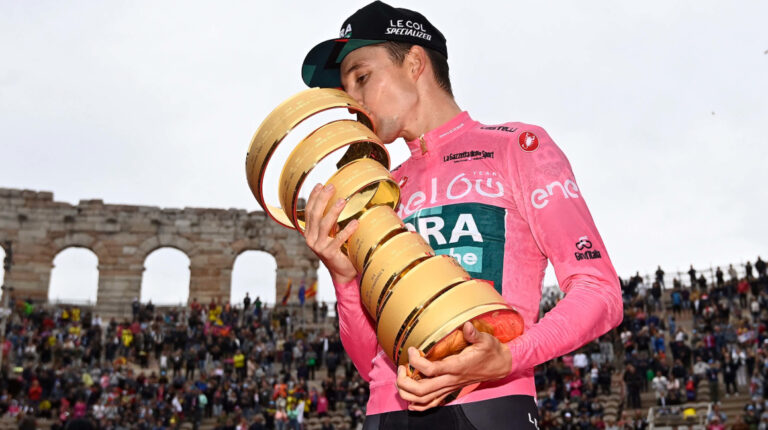 Jai Hindley, con su título del Giro de Italia 2022.