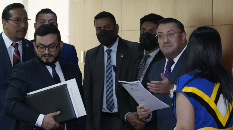 Hernan Ulloa (izq.), presidente del Cpccs, entrega al presidente de la Corte Nacional de Justicia, Iván Saquicela, la solicitud de la terna para la designación del vocal del Consejo de la Judicatura, el 4 de octubre de 2022.