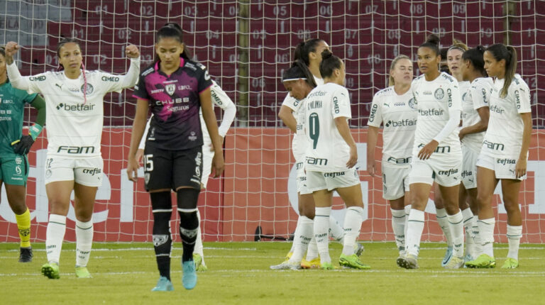 Jugadoras de Palmeiras celebran en el partido ante Dragonas IDV por la Libertadores Femenina el 17 de octubre de 2022.