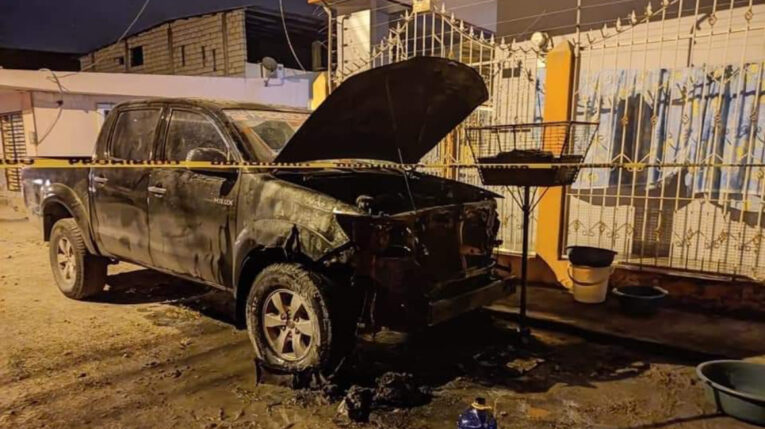 Imagen de la camioneta incinerada del exfutbolista y candidato a la Alcaldía de Esmeraldas, Frickson Erazo, en la capital de la provincia, el 17 de octubre de 2022.