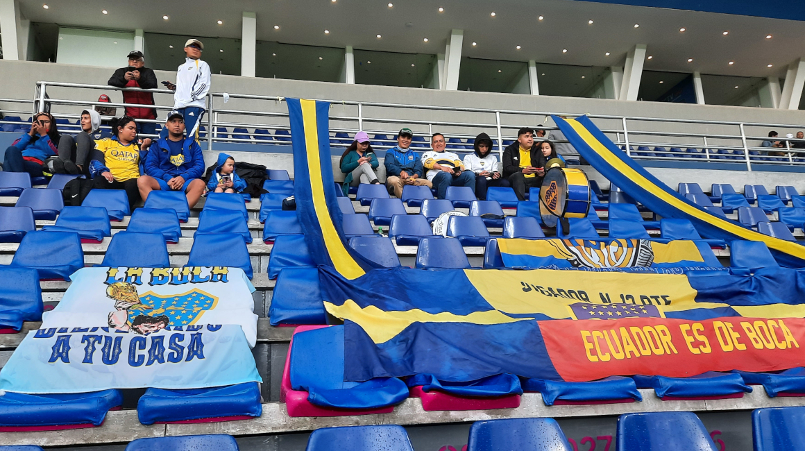 Hinchas de Boca Juniors, en las gradas del estadio Banco Guayaquil, el 13 de octubre de 2022.