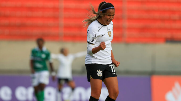 Victoria Albuquerque del Corinthians celebra un gol ante el Deportivo Cali, durante un partido de la Copa Libertadores Femenina, disputado en Quito.