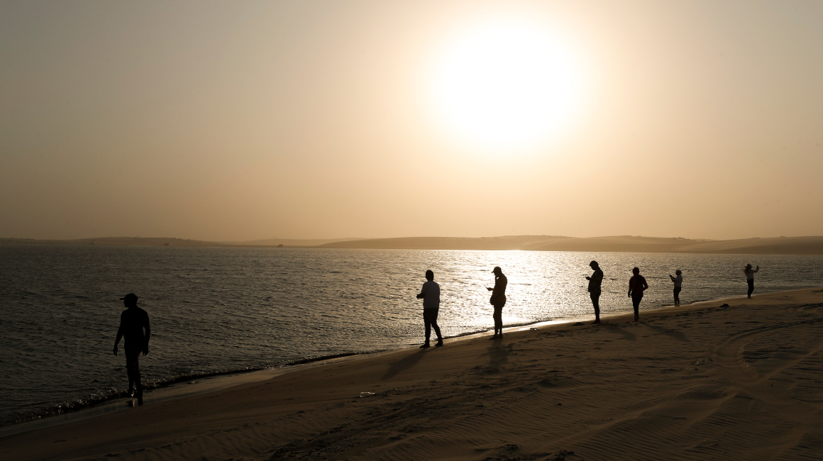Turistas en el Mar Interior o Khor Al Adaid del desierto de Qatar.