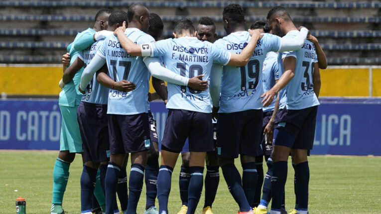 Los jugadores de Universidad Católica se abrazan antes de jugar ante Orense, en Quito, el 18 de septiembre de 2022.
