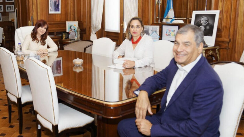 La vicepresidenta argentina, Cristina Fernández; la expresidenta de la Asamblea, Gabriela Rivadeneira, y el expresidente Rafael Correa, durante su reunión este 18 de octubre de 2022.