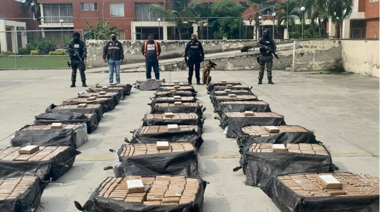 Durante el operativo "Sábado Santo" ejecutado por las unidades UIPA, CRAC y GEMA de la Policía Nacional, se decomisó 2.4 toneladas de droga. Guayaquil, 17 de abril del 2022.