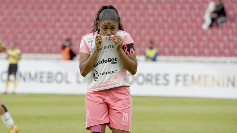 La capitana de Club Ñañas, Maireth Pérez, celebra un gol en la Copa Libertadores femenina 2022 ante Defensor Sporting, el 19 de octubre.