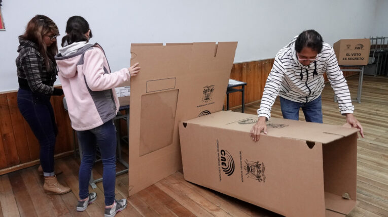 Ciudadanos instalan una junta receptora del voto, el 24 de marzo de 2019, en el recinto Benalcázar, en Quito.