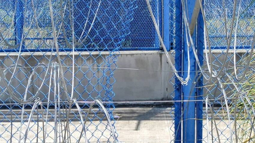 Las mallas de seguridad que rodean la cárcel de Cotopaxi aún no han sido reparadas.