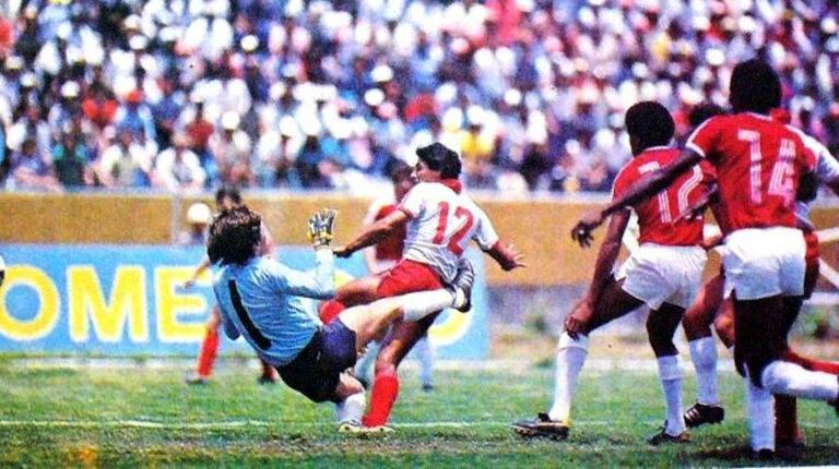 Geovanny Mera, de El Nacional, venciendo al arquero Julio César Falcioni de América de Cali en el Olímpico Atahualpa, por la Copa Libertadores de 1985.