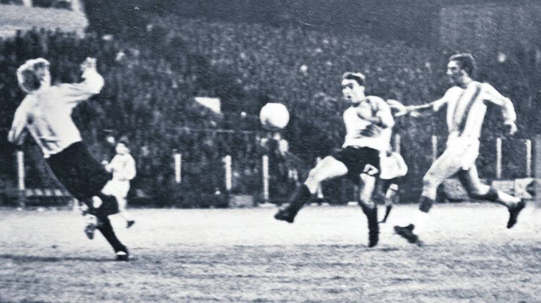 Juan Manuel Bazurco anotó el único gol de Barcelona ante Estudiantes de la Plata el 29 de abril de 1971.