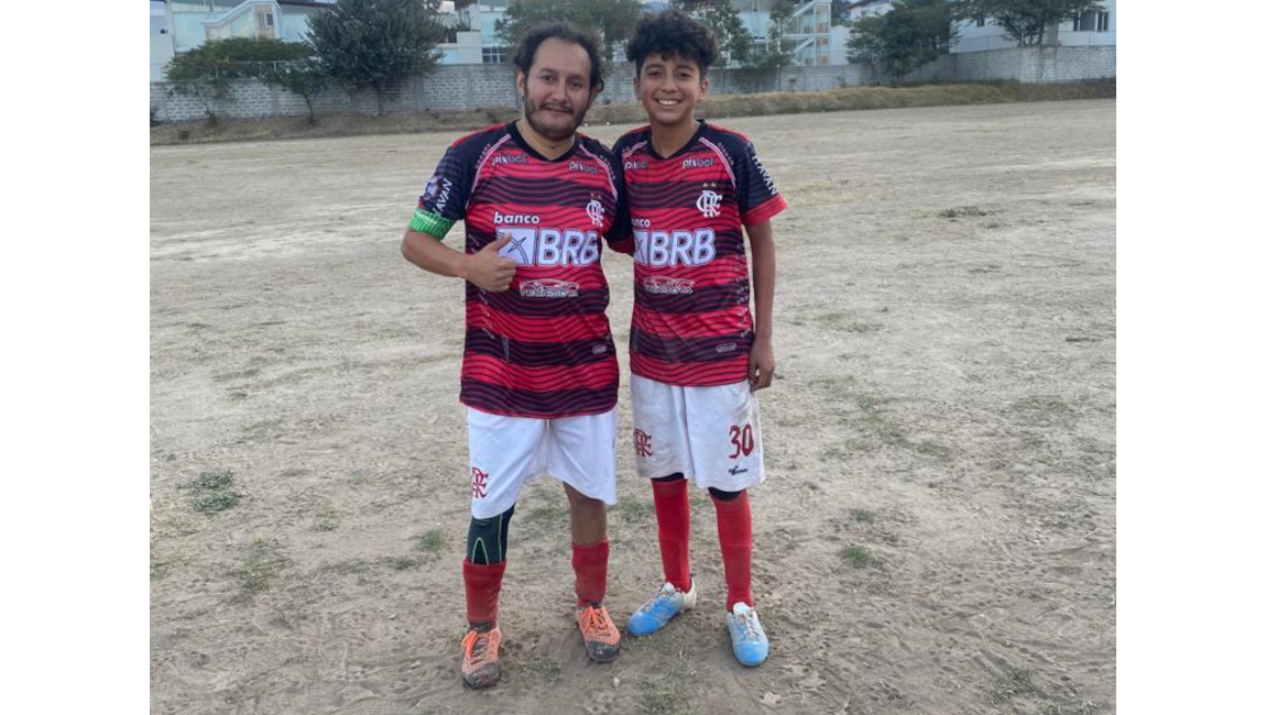 Padres e hijos juegan en el Flamengo de Nayón.