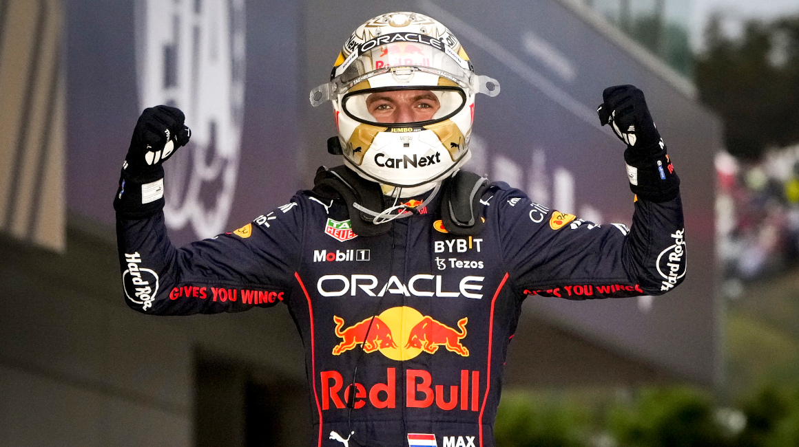 El piloto Max Verstappen, de Red Bull, festeja el título logrado luego de ganar el GP de Japón el 9 de octubre de 2022.