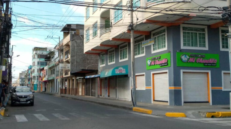 Locales del centro de Esmeraldas lucen con sus puertas cerradas, la tarde del 19 de octubre de 2022.
