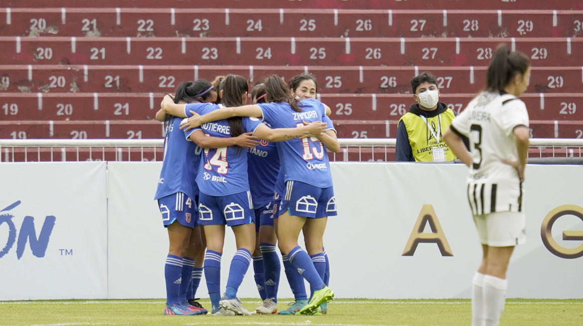 Las jugadoras de U de Chile festejan un gol ante Libertad Limpeño en la Fecha 2 de la Libertadores femenina.
