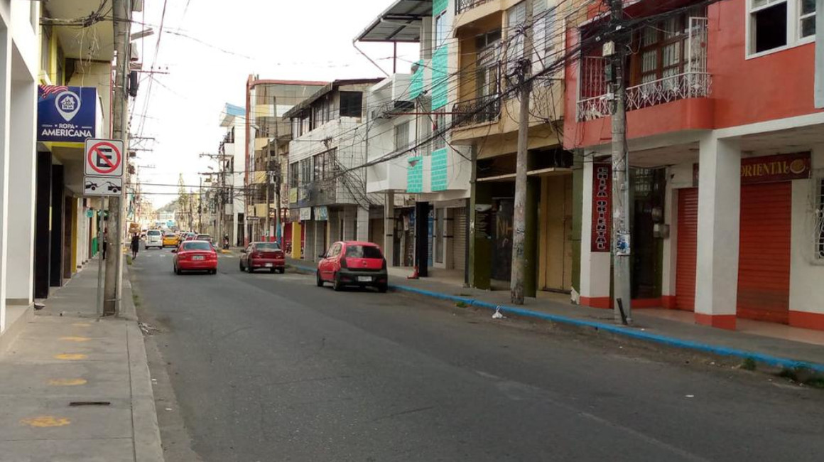 Locales comerciales en el centro de Esmeraldas lucen cerrados la tarde del 19 de octubre de 2022.