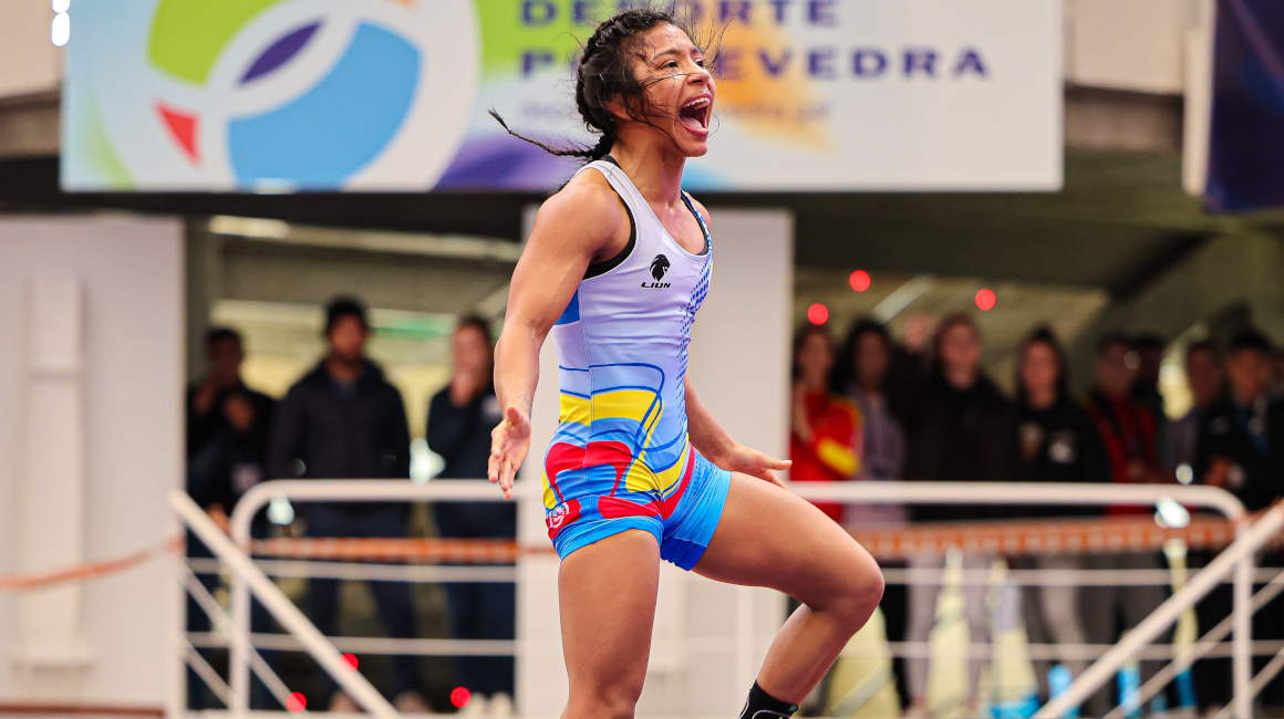 Lucía Yépez, celebrando en las semifinales del Mundial Sub 23 de Lucha.