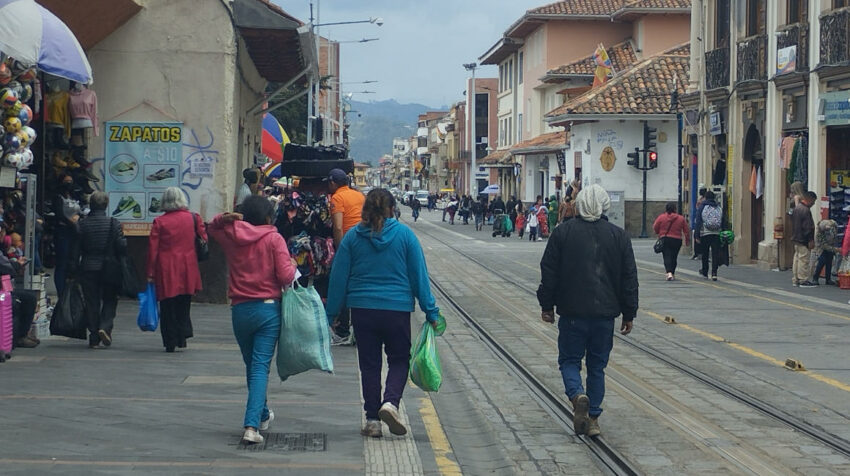 Otro sector donde los comerciantes se quejan de la presencia de extorsionadores es los alrededores del mercado 9 de Octubre, en el centro de Cuenca.