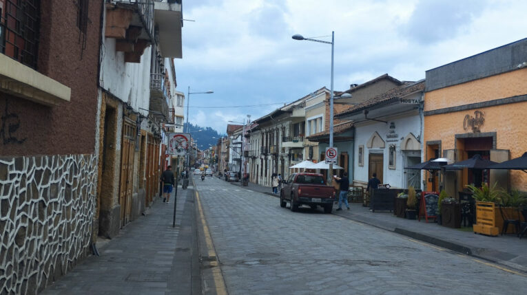 En la Calle Larga, en el Centro Histórico de Cuenca, hay restaurantes, bares, hostales que han recibido amenazas de extorsionadores.  