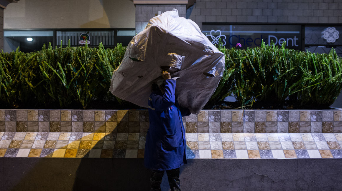 Una mujer carga material reciclado en Ecuador, en 2022. 