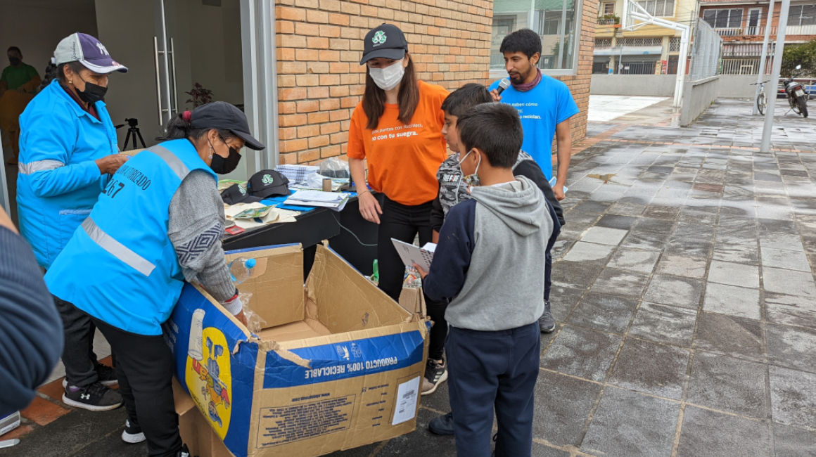Niños participan en una campaña de reciclaje en Ecuador en 2022. 