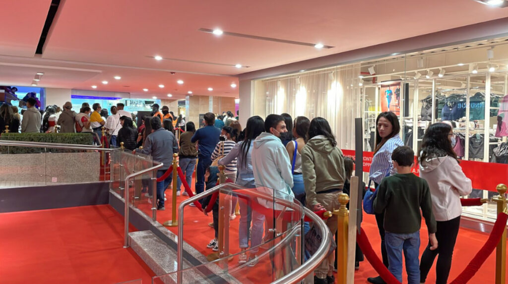 Clientes amanecieron en fila para entrar a H&M en Quito