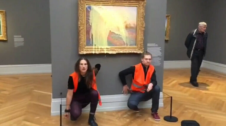 Dos activistas lanzaron puré de papas a un cuadro de Monet, cerca de Berlín, el 23 de octubre de 2022.