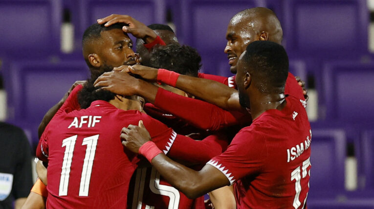 Los jugadores de la selección de Qatar celebran un gol ante Chile, en Austria, el 27 de septiembre de 2022.
