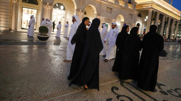Varias mujeres caminan en la Ciudad Cultural de Katara, en Qatar.