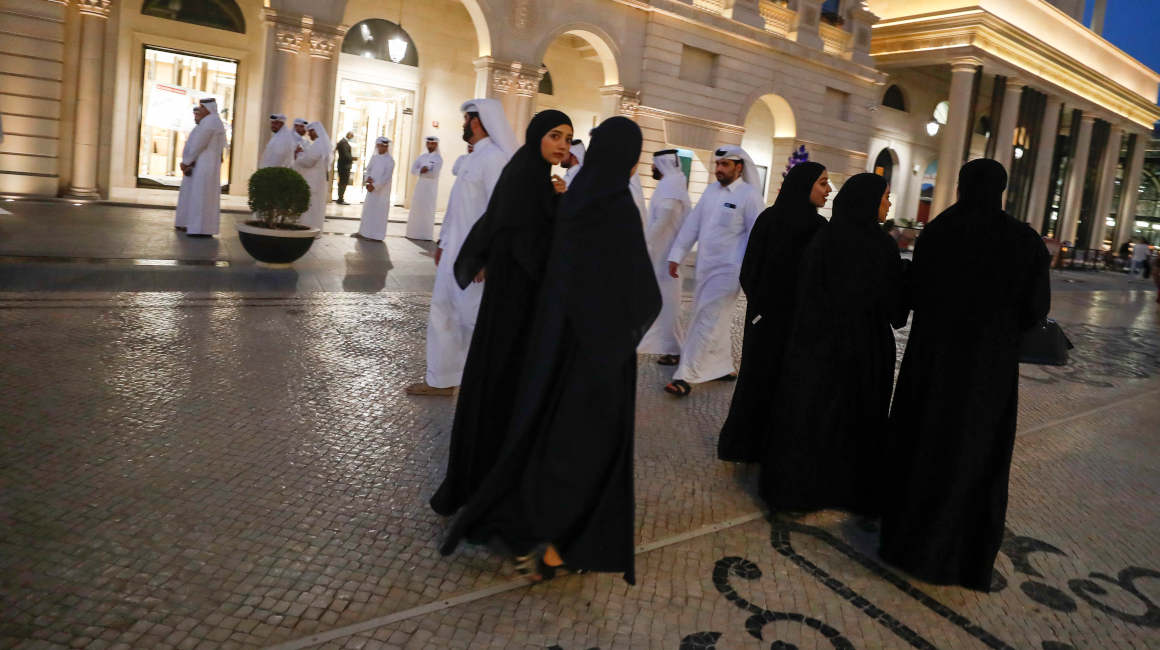 Varias mujeres caminan en la Ciudad Cultural de Katara, en Qatar.