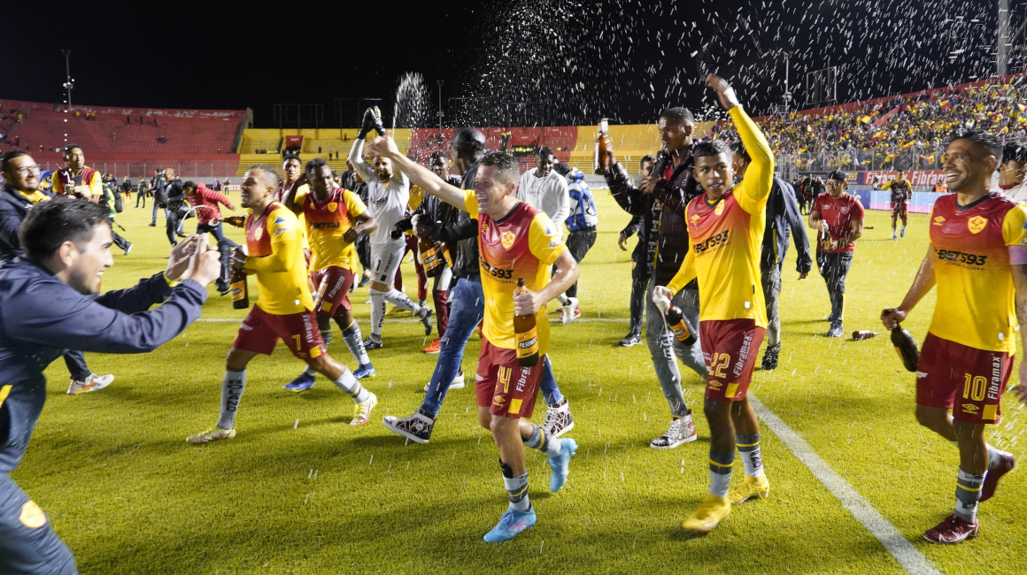 Los jugadores de Aucas festejan su clasificación a la final de la LigaPro, después de ganarle a Gualaceo, el 23 de octubre de 2022.