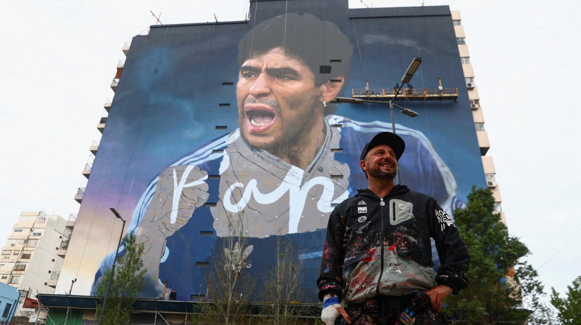 El artista Martín Ron trabaja en un mural de la leyenda argentina del fútbol Diego Armando Maradona, en Buenos Aires, en octubre de 2022.