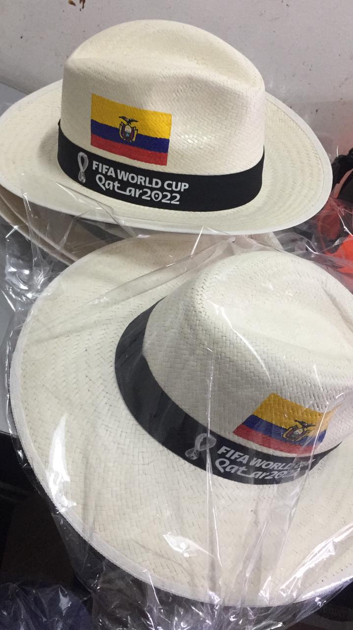 Sombreros de paja toquilla que usarán aficionados ecuatorianos durante el Mundial de Qatar 2022.