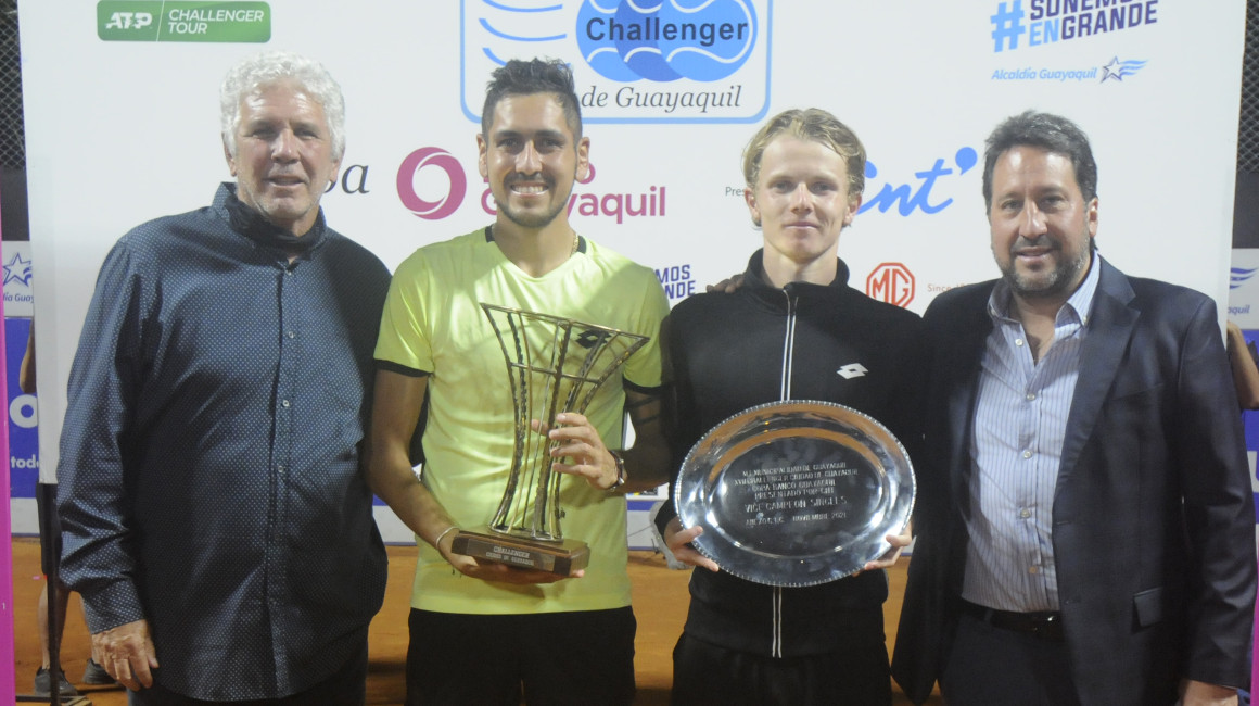 Los finalistas del Challenger de Guayaquil 2021, Alejandro Tabilo y Jesper de Jong, junto a los directores del torneo, Andrés Gómez y Luis Adrián Morejón, en la ceremonia de premiación.