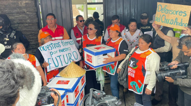 El colectivo Quito Sin Minería entregó en el CNE las firmas para la consulta popular por el Chocó Andino. Quito, 24 de octubre de 2022.