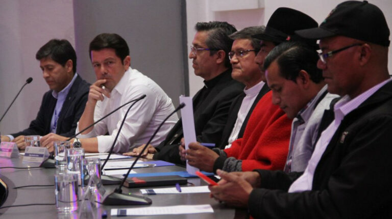 El ministro de Gobierno, Francisco Jiménez, y la dirigencia de las organizaciones indígenas, en el cierre de las mesas de diálogo. Quito, 14 de octubre de 2022.