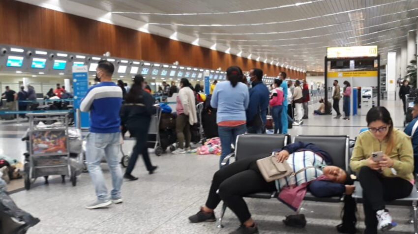 Unos 90 venezolanos permanecen en el área de salida internacional del Aeropuerto de Guayaquil, desde el 24 de octubre de 2022.