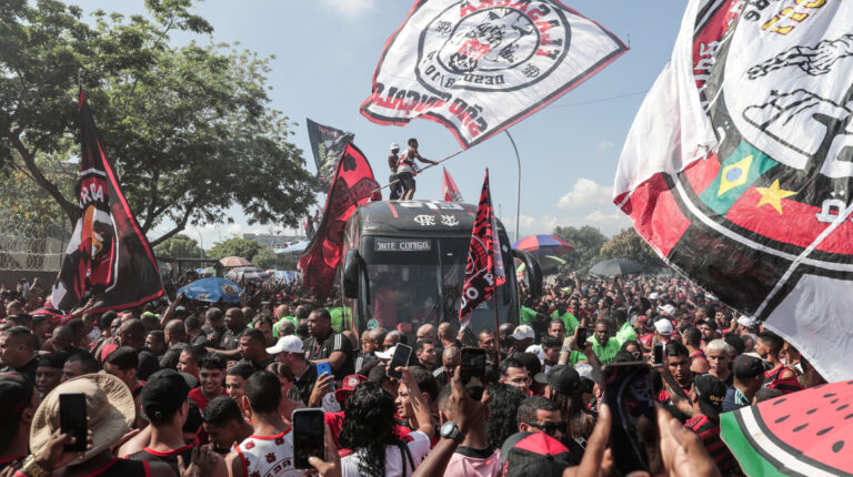 Aficionados acompañan al Flamengo previo a su viaje a Guayaquil para disputar la final de la Copa Libertadores contra Atlético Paranaense, el 26 de octubre de 2022.