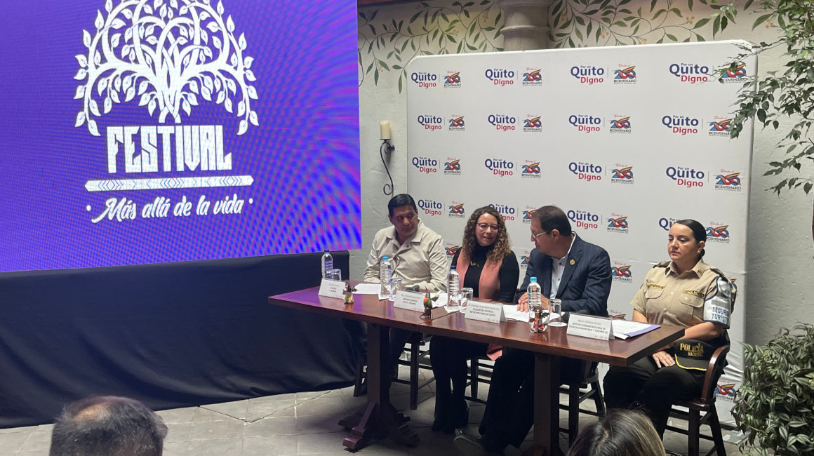 El alcalde Santiago Guarderas y demás autoridades hablan sobre el festival 'Más allá de la vida'.