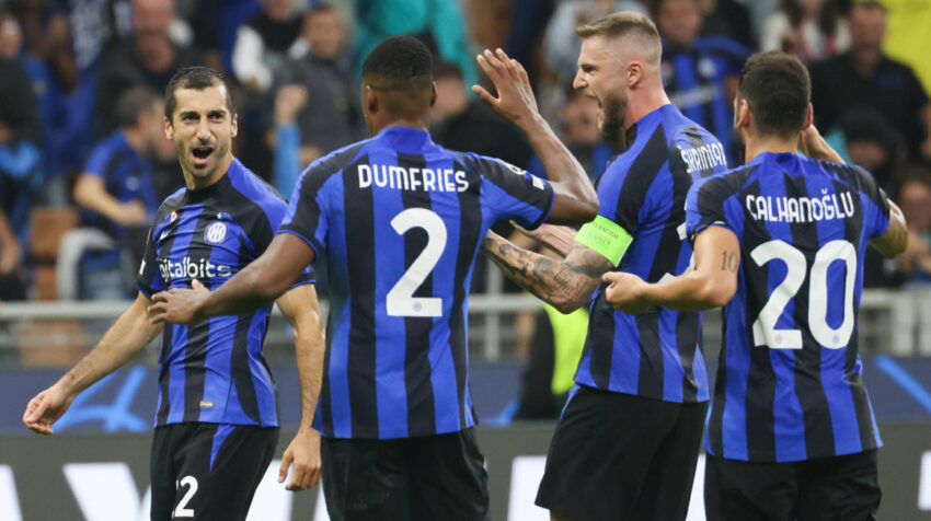 Jugadores del Inter de Milán celebran en el partido ante el Viktoria Pilsen en la Champions League el 26 de octubre de 2022.