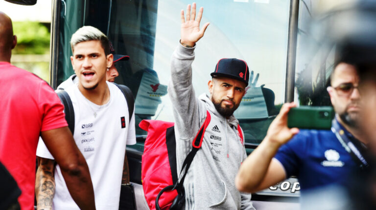 Aturo Vidal, de Flamengo, saluda a los hinchas que lo recibieron en la llegada del club a Guayaquil para la final de la Copa Libertadores, el 26 de octubre de 2022.