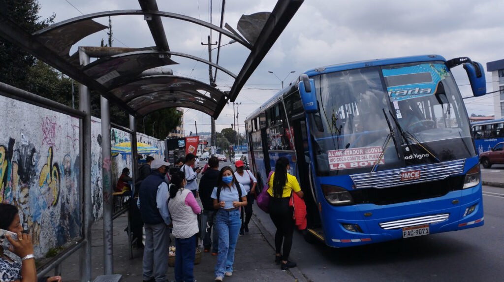 Paradas de buses en Quito están en mal estado y nadie responde
