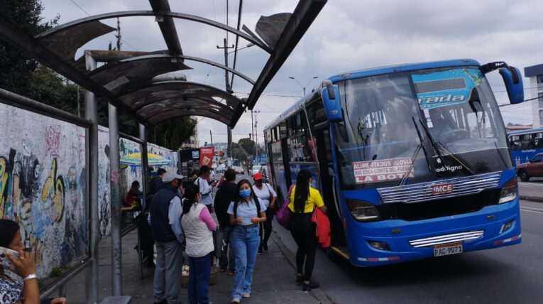 Usuarios reclaman del estado deplorable de algunas paradas de buses.